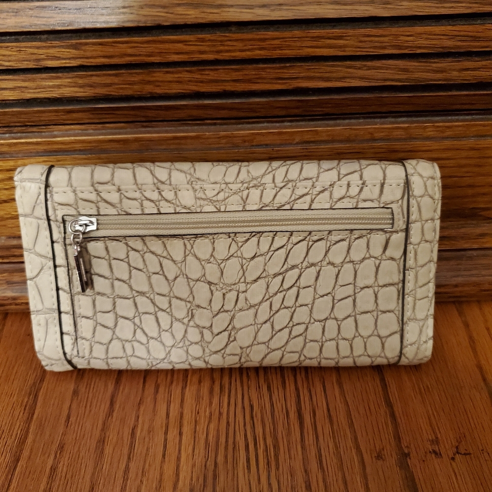 Vintage Guess Front Pad Lock Wallet 🔒 - Picture 2 of 3